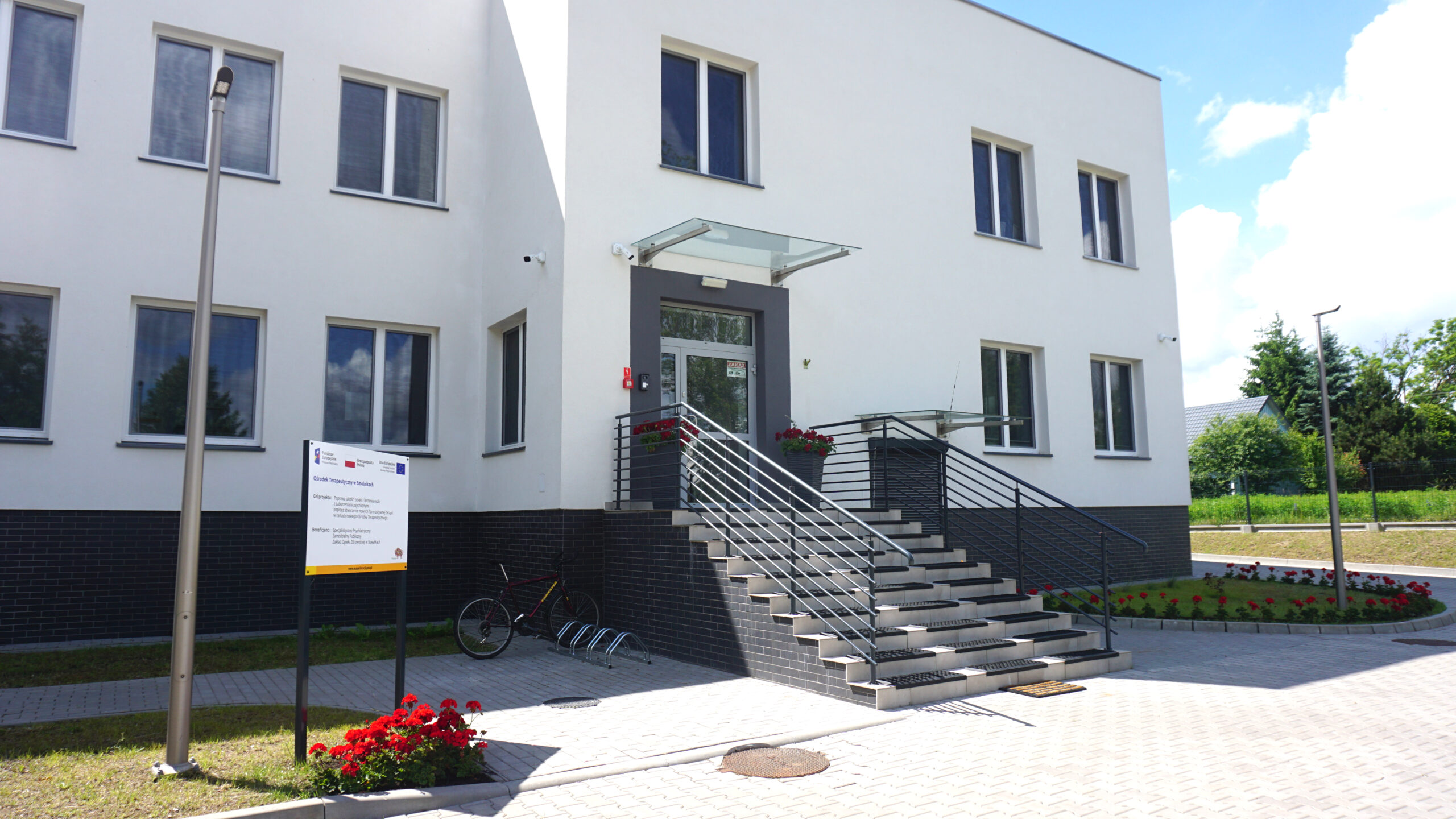 Zdjęcie przedstawi Ośrodek Terapii Nerwic w Smolnikach. Widok od strony wejścia głównego