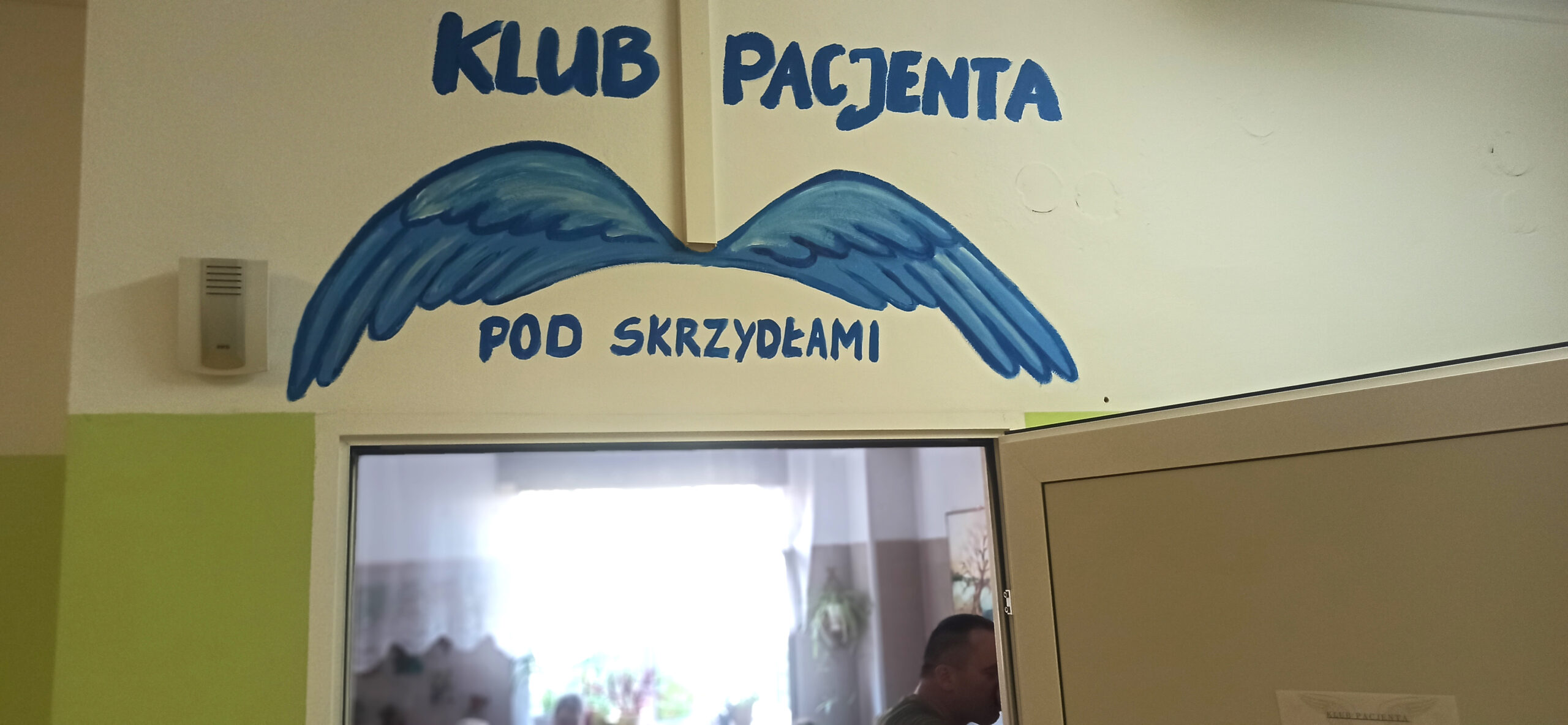 Zdjęcie wejścia do szpitalnego Klubu Pacjenta 