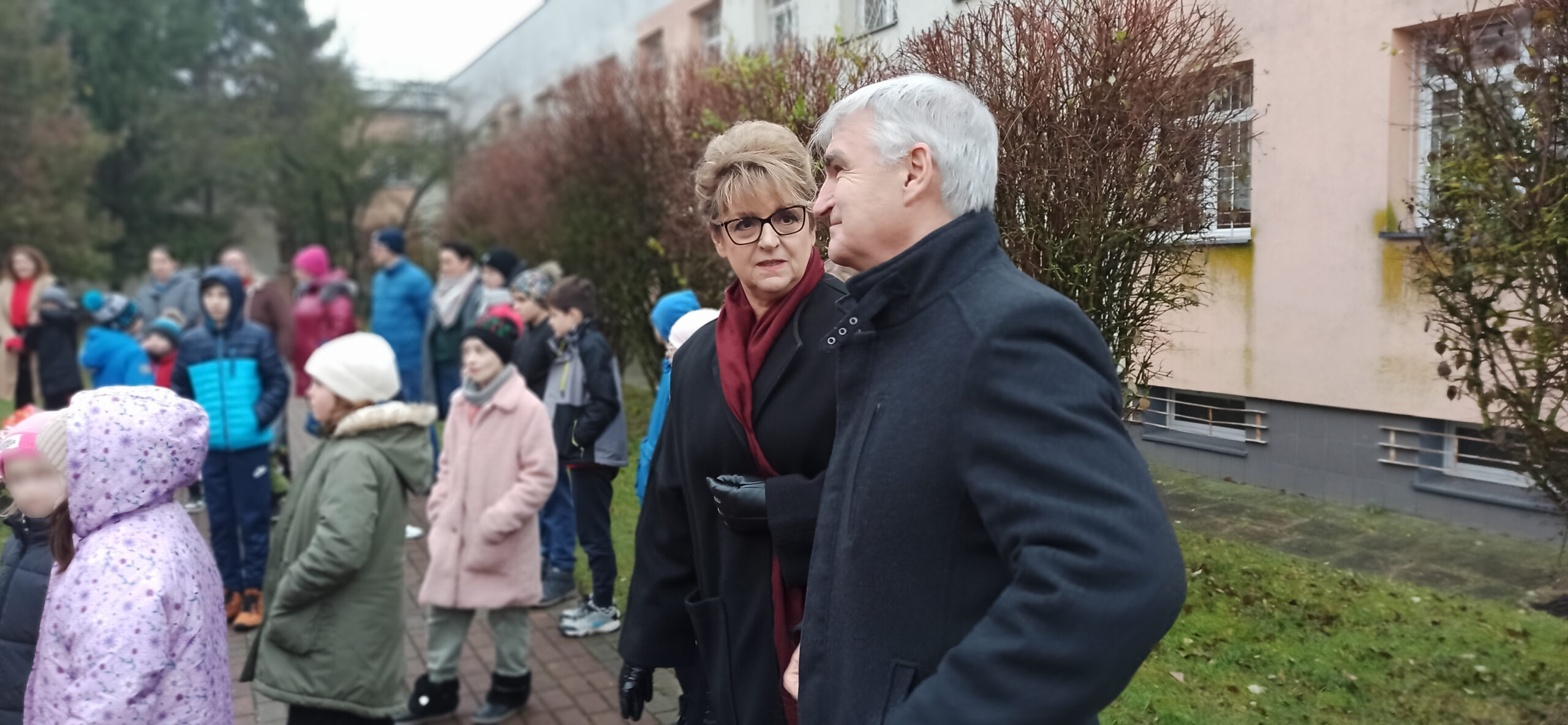 Nasz gość specjalny Bogdan Dyjuk - Członek Zarządu Województwa Podlaskiego specjalnie z tej okazji odwiedził naszą placówkę  i przekazał w imieniu Zarządu Województwa prezenty. Wspólnie z  Panią  Dyrektor Bożeną Łapińska  złożyli życzenia dzieciom. 