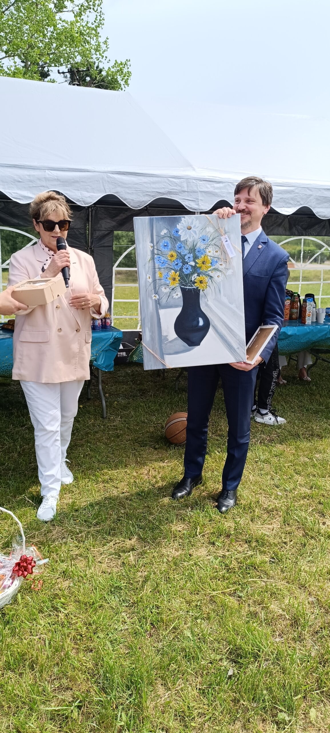 Pani Dyrektor Szpitala Wręcza Nagrody z a wsparcie festynu Zastępcy Prezydenta Miasta Suwałki