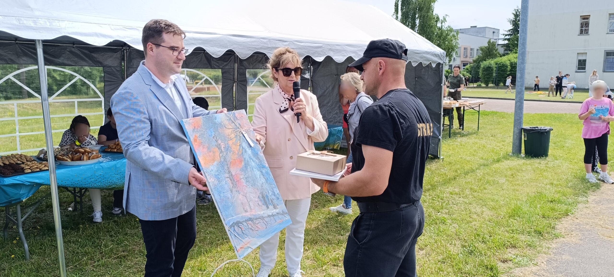 Pani Dyrektor Szpitala Wręcza Nagrody z a wsparcie festynu Strażakowi