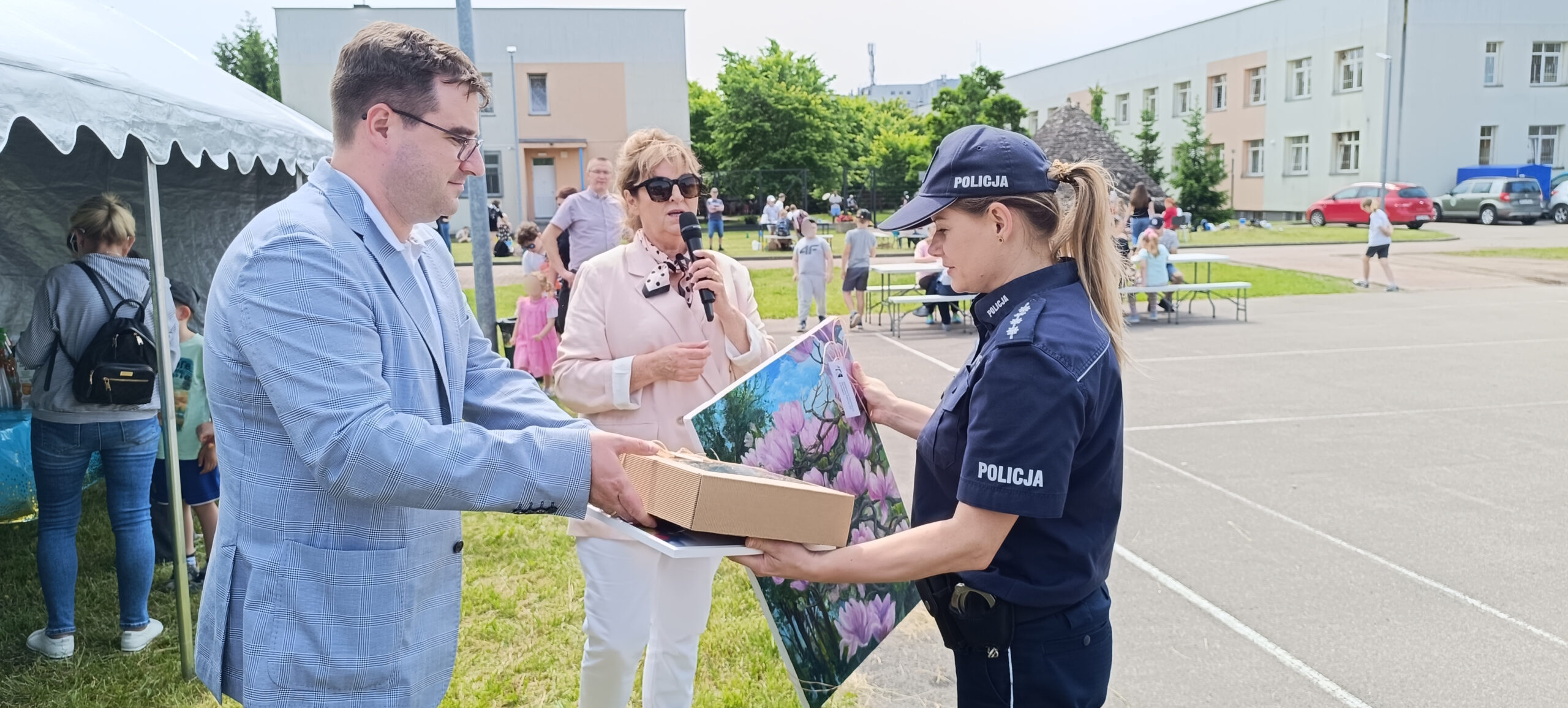 Pani Dyrektor Szpitala Wręcza Nagrody z a wsparcie festynu Pani Policjantce