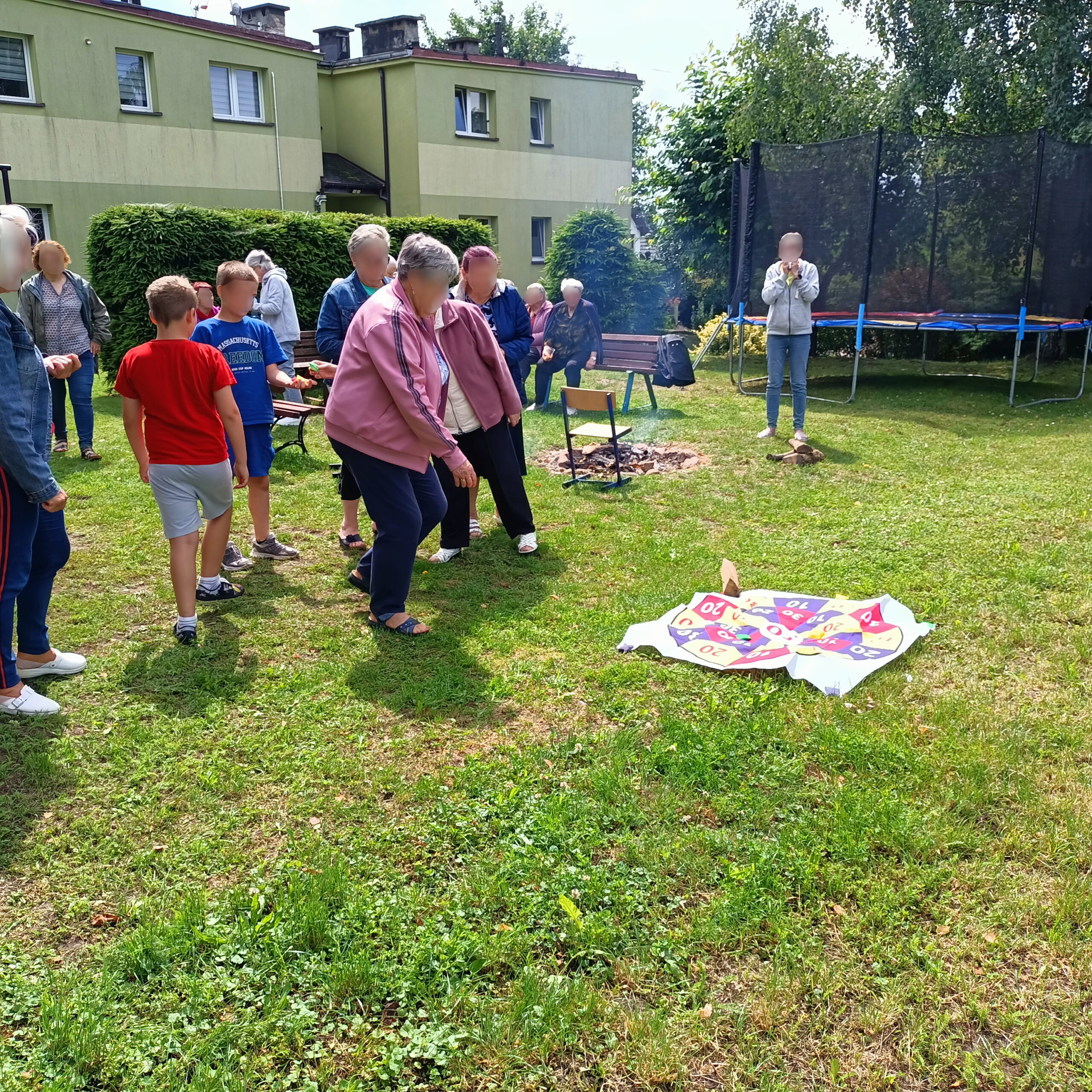 Wspólna zabawa młodzieży z osobami starszymi
