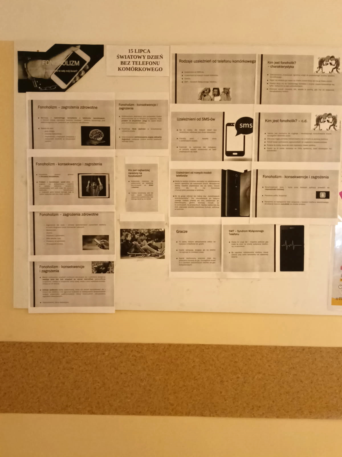 Mężczyzna spogląda na na gazetkę na tablicy korkowej. Czyta jakieś informacje