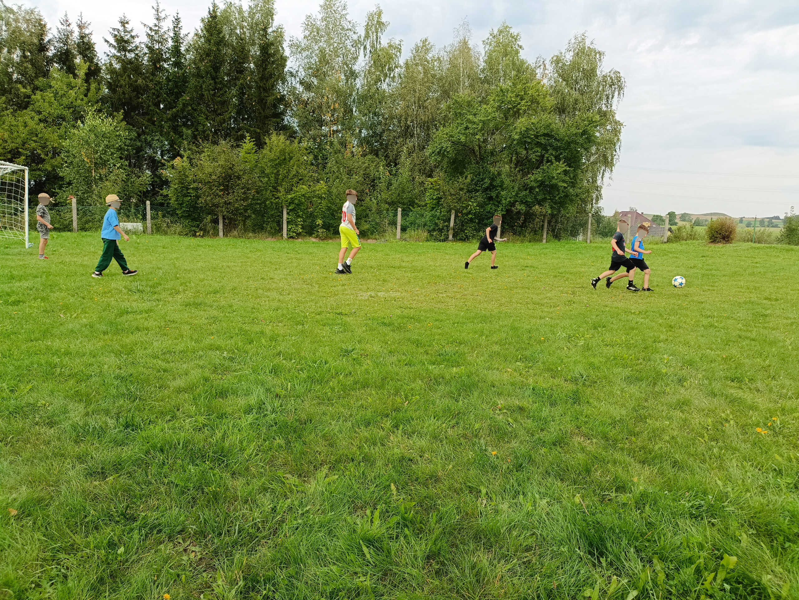 Dzieci graja w piłke na boisku