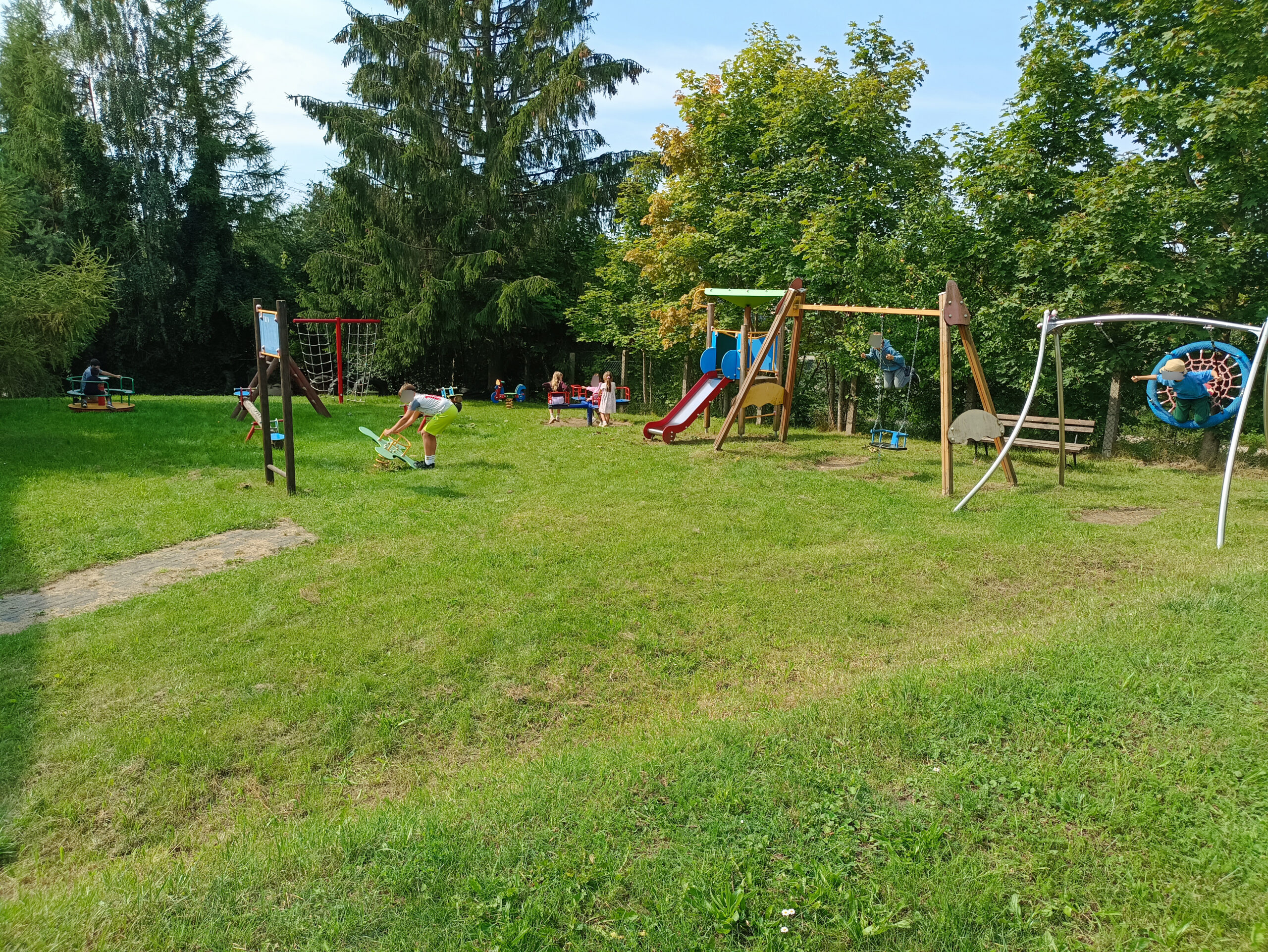 Dzieci bawią się na podwórku jest słońce