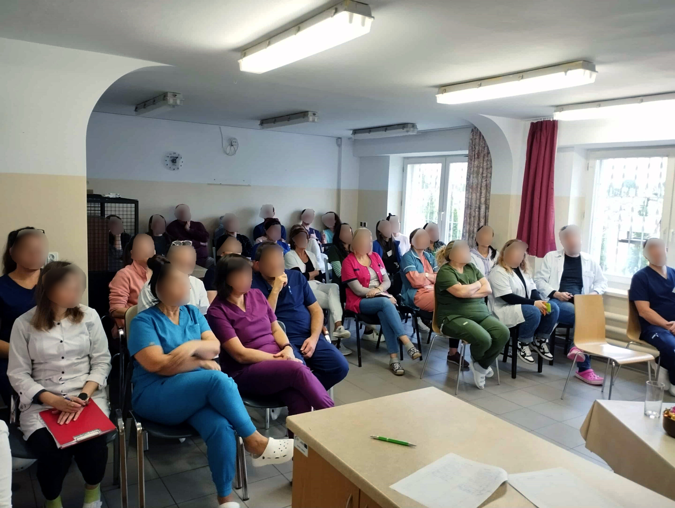 Widok personelu, który się szkolił Grupa około dwudziestu osób 