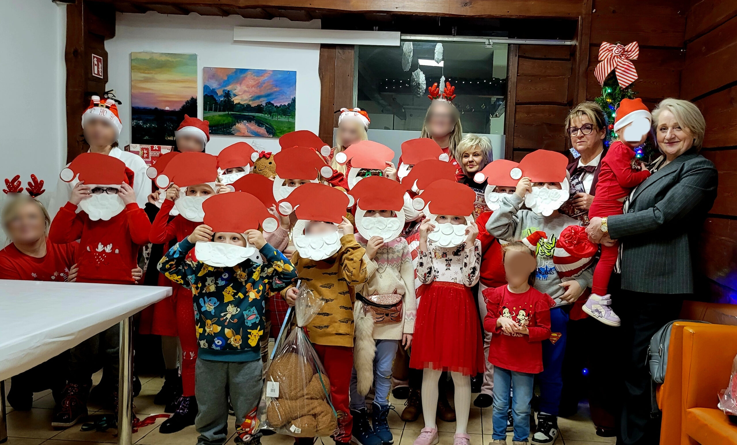 Impreza Mikołajkowa na sali pełnej dzieci, choinka rozdawanie prezentów, warsztaty W Ośrodku w Sokółce także miało miejsce wyjątkowe spotkanie mikołajkowe. Uroczystość swoją obecnością zaszczyciły: Pani Wicemarszałek Województwa Podlaskiego Wiesława Burnos oraz Pani Dyrektor Bożena Łapińska. Dzieci spędziły czas na wspólnych zabawach, warsztatach artystycznych oraz tworzeniu świątecznych dekoracji. Największą radość sprawiło oczywiście wręczanie prezentów. Kolorowe paczki pełne niespodzianek wywołały mnóstwo uśmiechów i entuzjazmu. Ciepła, rodzinna atmosfera towarzyszyła całemu spotkaniu.