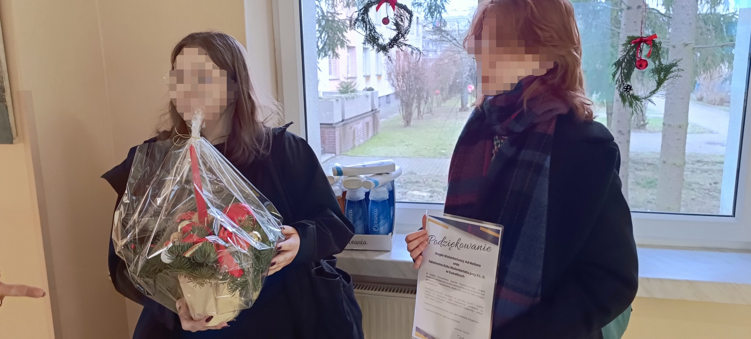 Jedna kobieta przekazuje w darze podziękowanie dwóm młodszym kobietom