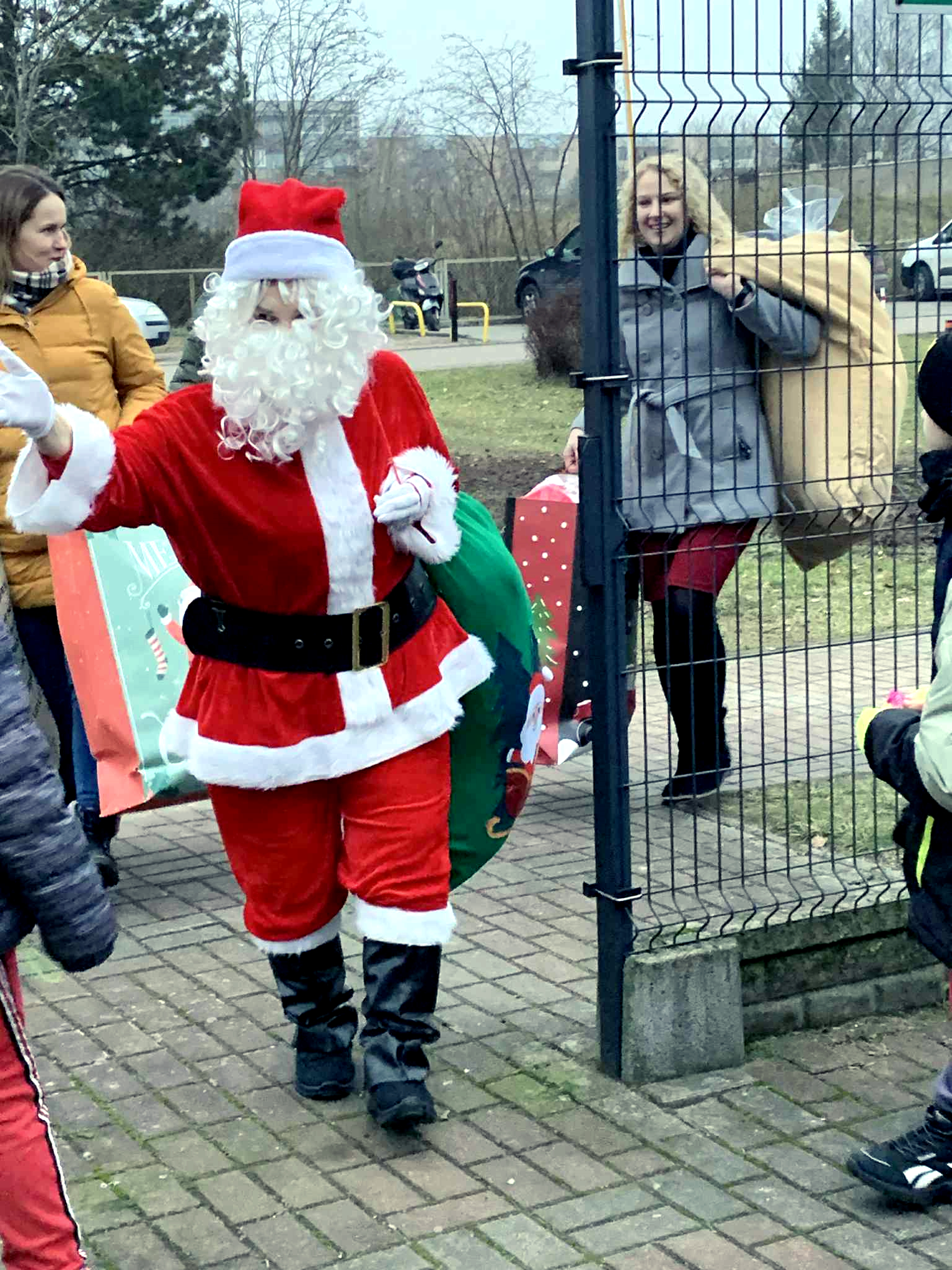 Impreza Mikołajkowa w szpitalnym, ogrodzie na podwórku pełnym dzieci, choinka rozdawanie prezentów, warsztaty