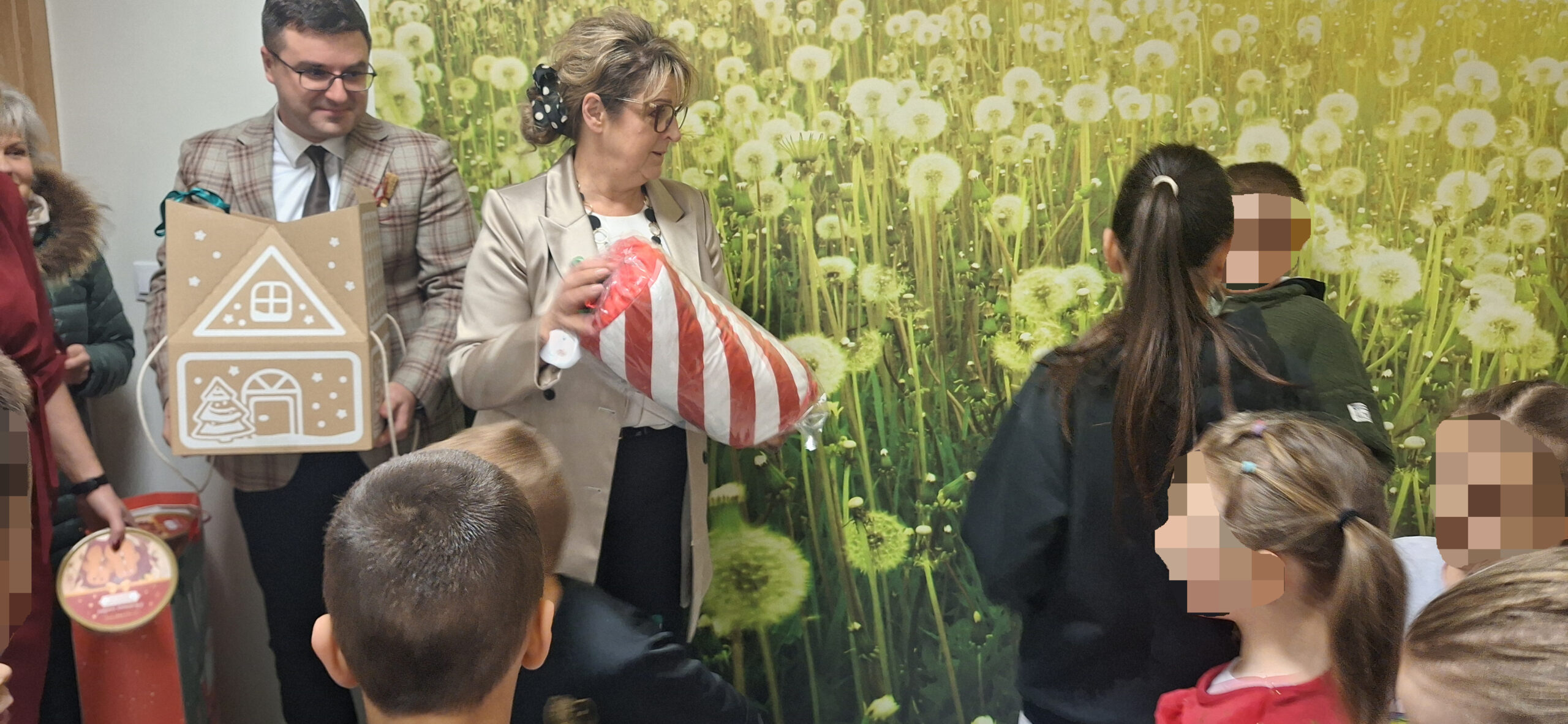 Impreza Mikołajkowa na sali pełnej dzieci, choinka rozdawanie prezentów, warsztaty W Ośrodku w Sokółce także miało miejsce wyjątkowe spotkanie mikołajkowe. Uroczystość swoją obecnością zaszczyciły: Pani Wicemarszałek Województwa Podlaskiego Wiesława Burnos oraz Pani Dyrektor Bożena Łapińska. Dzieci spędziły czas na wspólnych zabawach, warsztatach artystycznych oraz tworzeniu świątecznych dekoracji. Największą radość sprawiło oczywiście wręczanie prezentów. Kolorowe paczki pełne niespodzianek wywołały mnóstwo uśmiechów i entuzjazmu. Ciepła, rodzinna atmosfera towarzyszyła całemu spotkaniu.