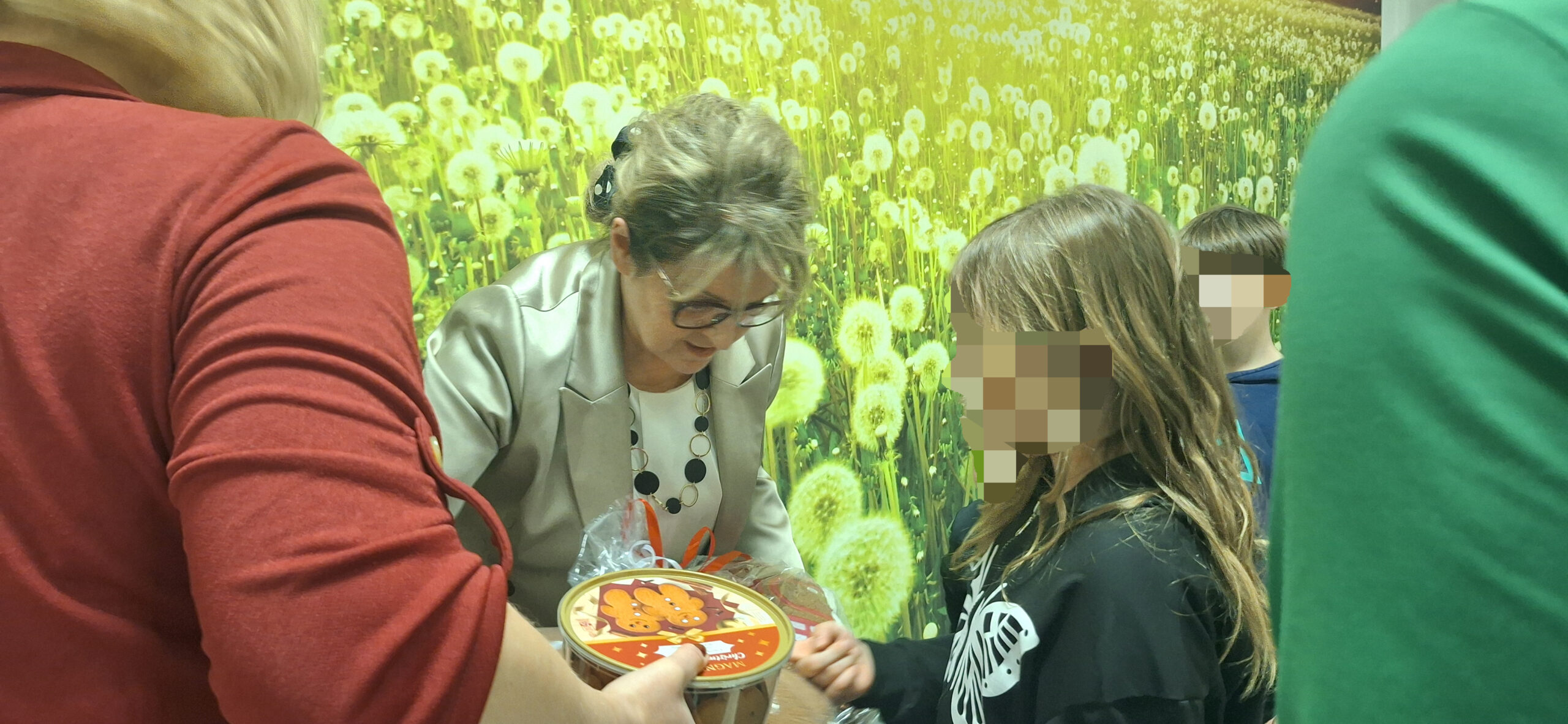 Impreza Mikołajkowa na sali pełnej dzieci, choinka rozdawanie prezentów, warsztaty W Ośrodku w Sokółce także miało miejsce wyjątkowe spotkanie mikołajkowe. Uroczystość swoją obecnością zaszczyciły: Pani Wicemarszałek Województwa Podlaskiego Wiesława Burnos oraz Pani Dyrektor Bożena Łapińska. Dzieci spędziły czas na wspólnych zabawach, warsztatach artystycznych oraz tworzeniu świątecznych dekoracji. Największą radość sprawiło oczywiście wręczanie prezentów. Kolorowe paczki pełne niespodzianek wywołały mnóstwo uśmiechów i entuzjazmu. Ciepła, rodzinna atmosfera towarzyszyła całemu spotkaniu.