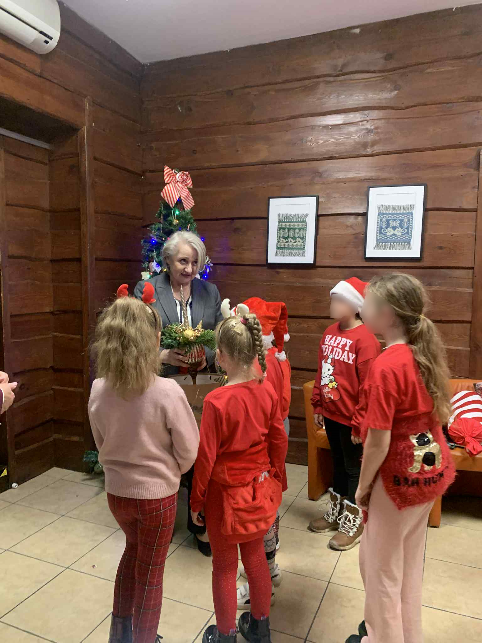  Impreza Mikołajkowa na sali pełnej dzieci, choinka rozdawanie prezentów, warsztaty W Ośrodku w Sokółce także miało miejsce wyjątkowe spotkanie mikołajkowe. Uroczystość swoją obecnością zaszczyciły: Pani Wicemarszałek Województwa Podlaskiego Wiesława Burnos oraz Pani Dyrektor Bożena Łapińska. Dzieci spędziły czas na wspólnych zabawach, warsztatach artystycznych oraz tworzeniu świątecznych dekoracji. Największą radość sprawiło oczywiście wręczanie prezentów. Kolorowe paczki pełne niespodzianek wywołały mnóstwo uśmiechów i entuzjazmu. Ciepła, rodzinna atmosfera towarzyszyła całemu spotkaniu.