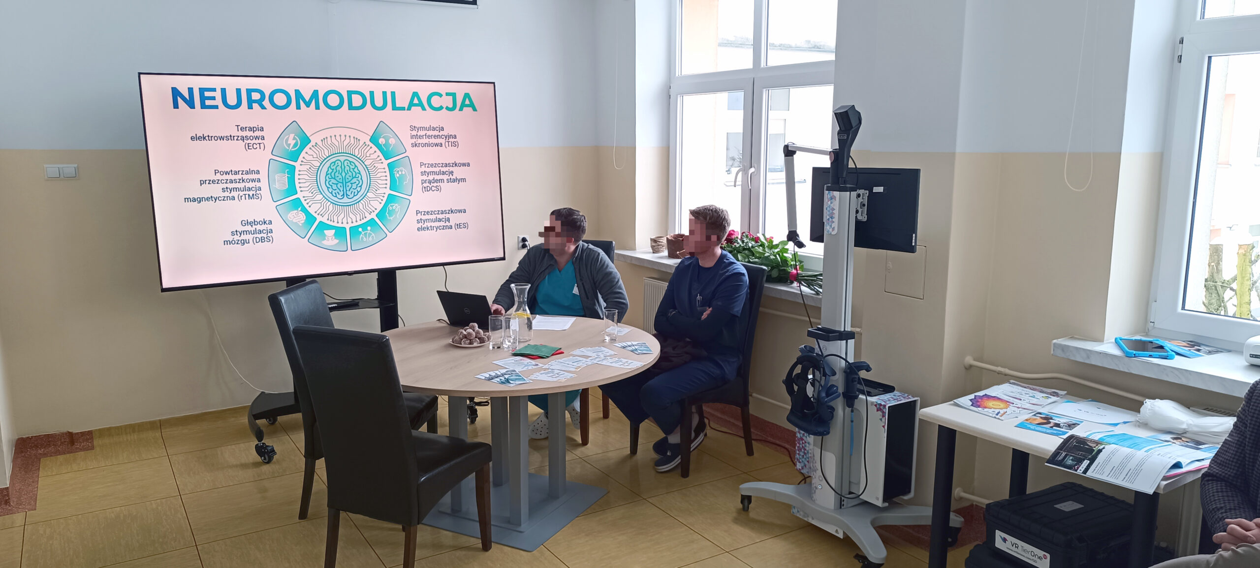 sala konferencyjna grupa kobiet i mężczyzn słucha wykładu