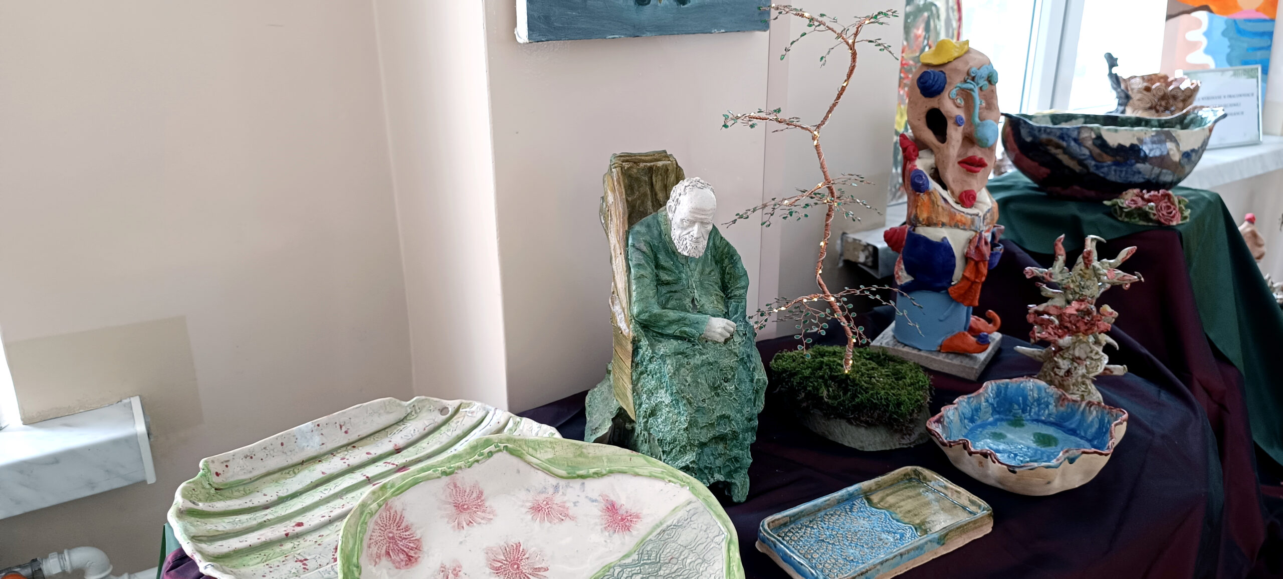 galeria obrazów w holu głównym szpitala