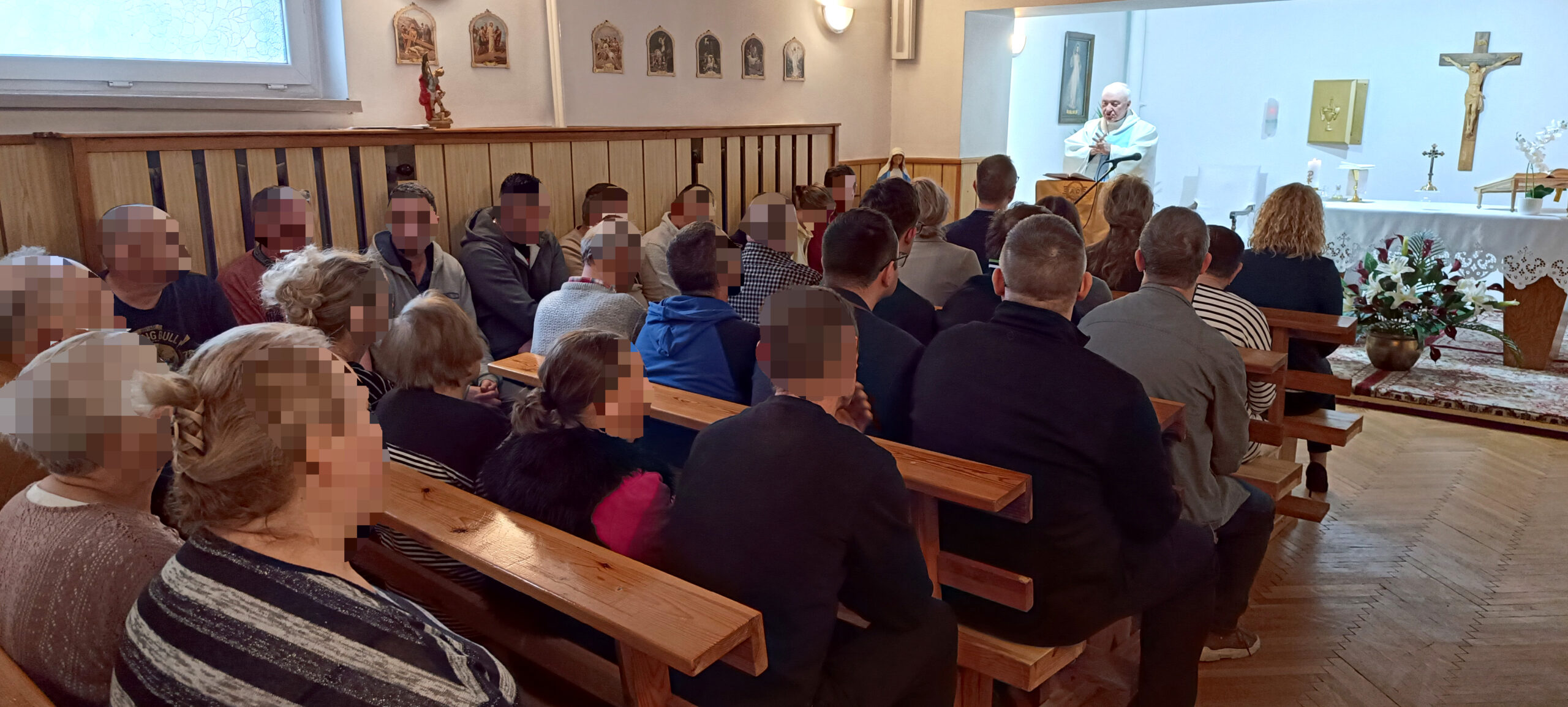 Kościół , kaplica grupa ludzi modli sie w oddali widac ołtarz