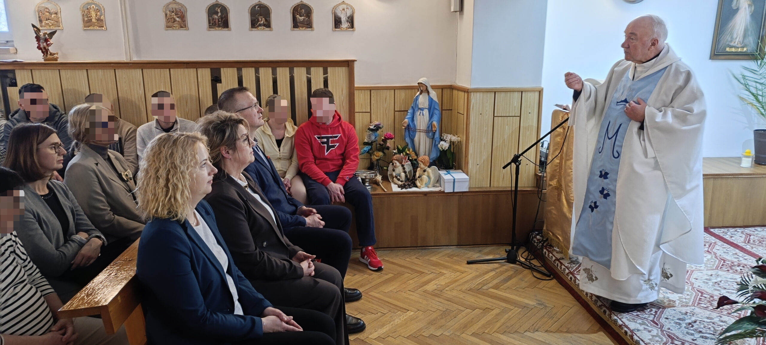 Kościół , kaplica grupa ludzi modli sie w oddali widac ołtarz