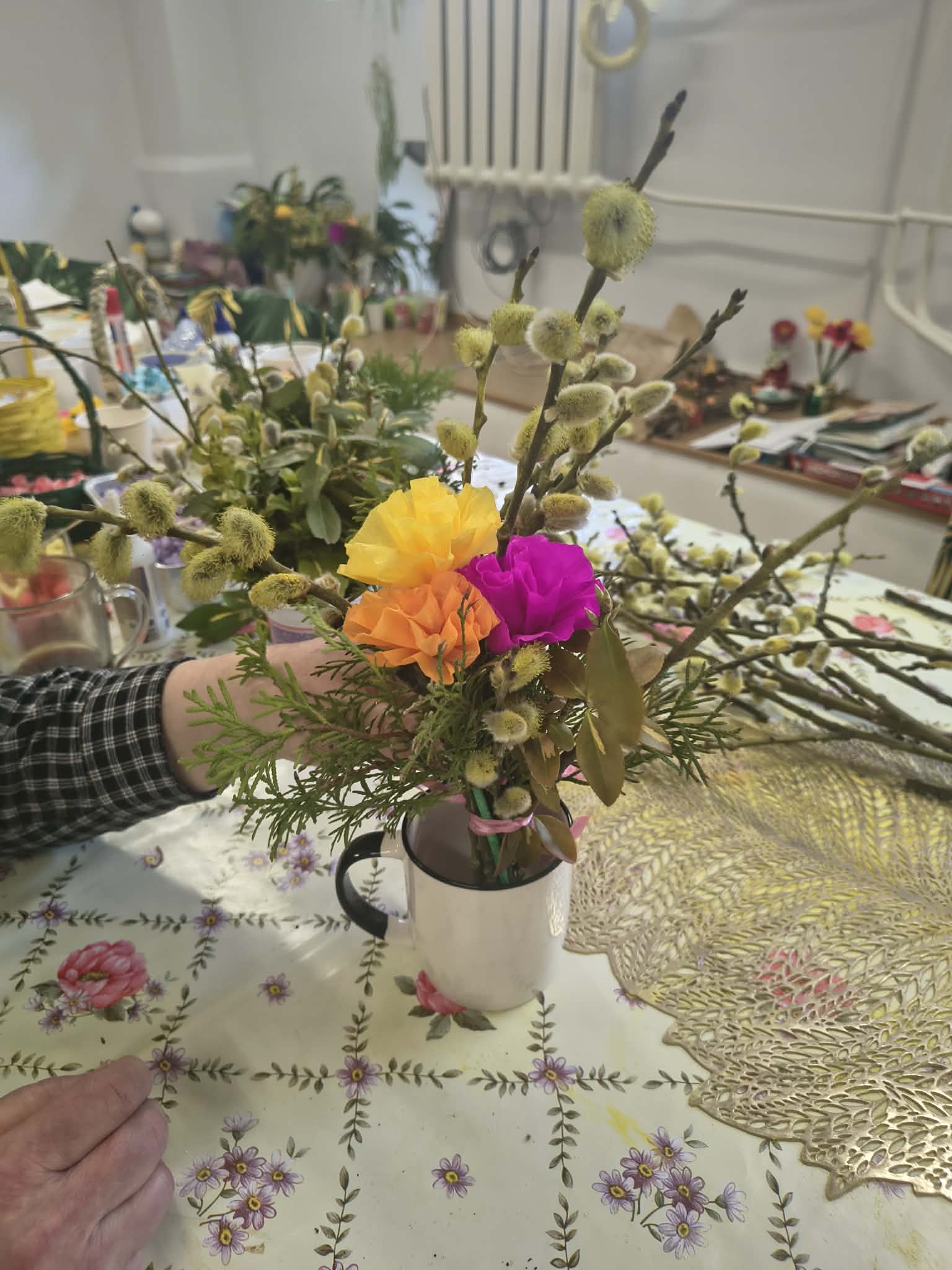 Wielkanocny stroik stoi w salce na stole w trakcie warsztatów. 