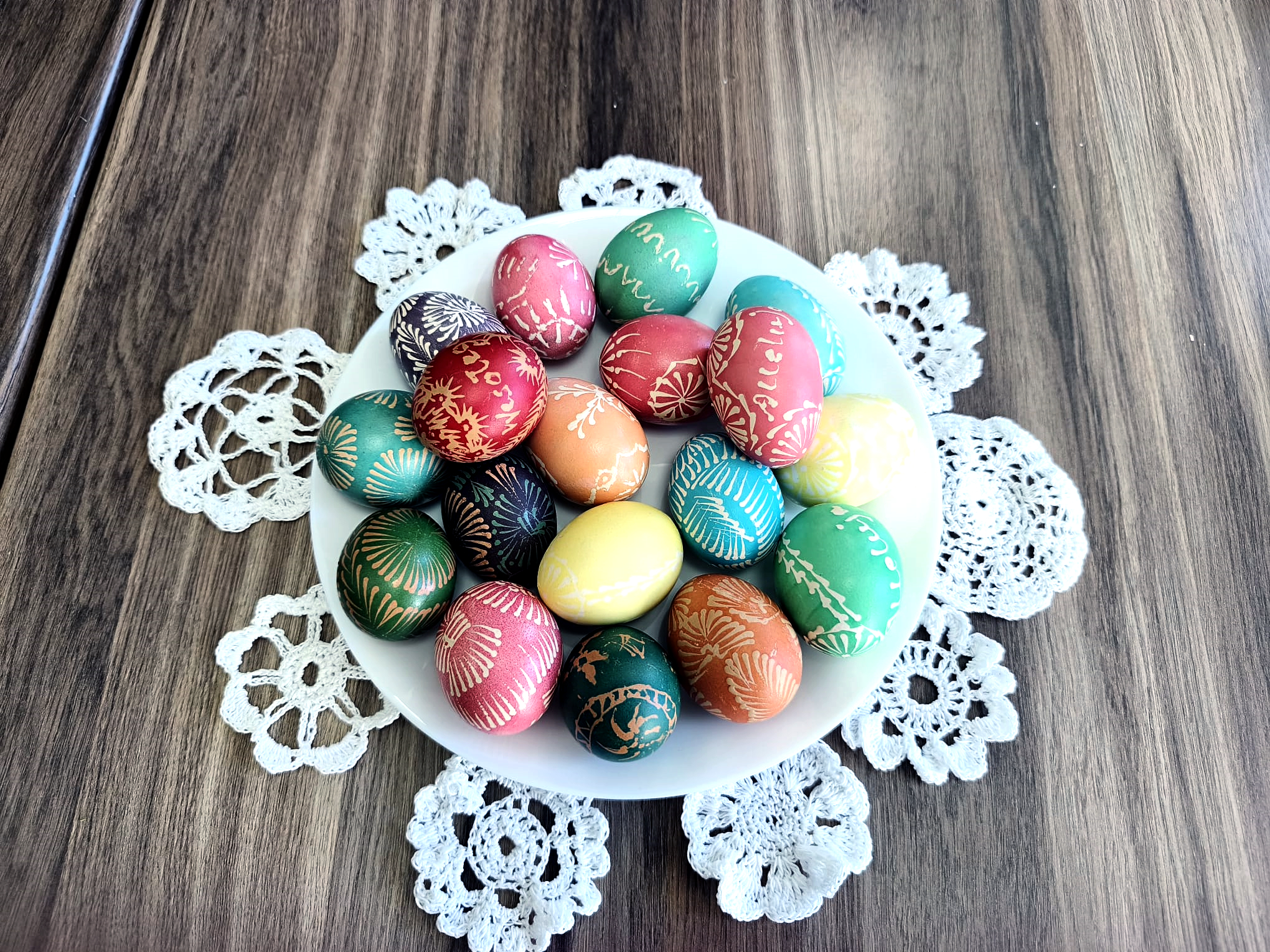 Tradycyjnie malowane jajka wielkanocne w koszyczku