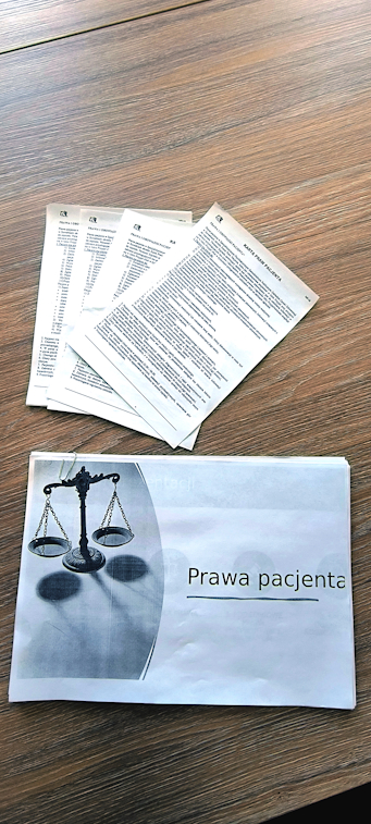 ulotki na temat Praw Pacjenta leżą na stoliku