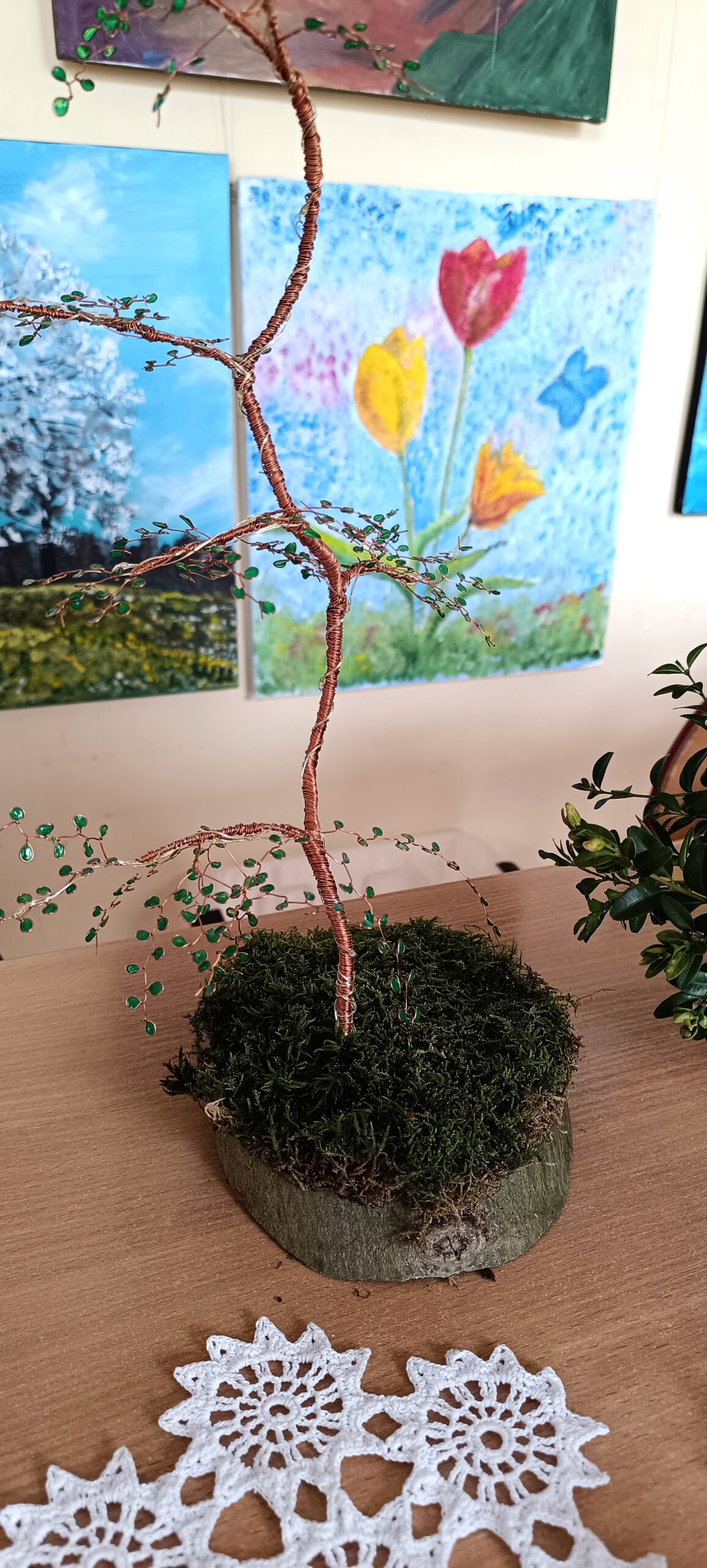 sala szpitalna wystawa prac wielkanocnych , dużo ludzi, na stołach rozstawione świątecznestroiki, , młodzież robi gofry