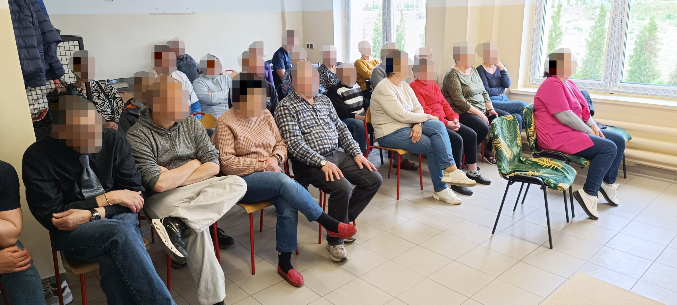 W Specjalistycznym Psychiatrycznym Samodzielnym Publicznym Zakładzie Opieki Zdrowotnej w Suwałkach odbyło się spotkanie z przedstawicielami Komendy Policji w Suwałkach. Celem wydarzenia było zapoznanie uczestników z nowymi metodami, jakie stosują oszuści próbujący wyłudzać pieniądze. Współczesne formy manipulacji i podszywania się pod instytucje publiczne stają się coraz bardziej wyrafinowane, dlatego tak ważne jest, by każdy potrafił rozpoznać zagrożenie i odpowiednio zareagować.
Podczas prelekcji podkreślono, że człowiek jest najsłabszym ogniwem w procesie oszustwa, szczególnie osoby starsze lub zagubione. Spotkanie pozwoliło utrwalić wiedzę o tym, kiedy powinna zapalić się „czerwona lampka” — podczas podejrzanych rozmów telefonicznych, nieznanych wiadomości SMS czy prób podszywania się pod fałszywe osoby. Uczestnicy mieli okazję obejrzeć specjalnie przygotowane filmy i prezentacje, które w przystępny sposób pokazywały mechanizmy działania przestępców.
W wydarzeniu wzięli udział pacjenci Oddziału Dziennego Geriatrycznego, Oddziału Dziennego Psychiatrycznego oraz podopieczni Klubu Pacjenta. Serdecznie dziękujemy opiekunom i gościom za zorganizowanie tak potrzebnej i aktualnej prelekcji, która wzmacnia świadomość społeczną i poczucie bezpieczeństwa naszych pacjentów.
